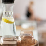 Wasserflasche mit Glas